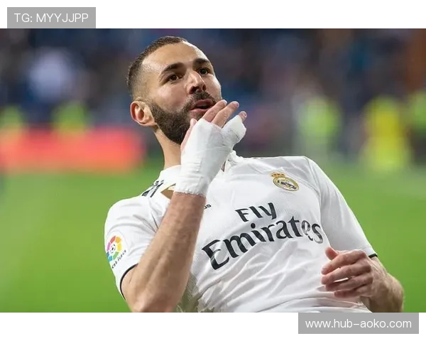 足球球星戴帽子背后的传奇故事与巅峰时刻解析